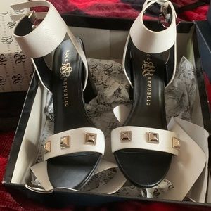 Rock and Republic heeled bling sandals size 8.5